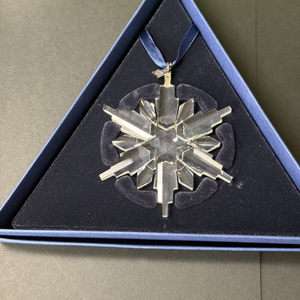 Swarovski Crystal 2006 SNOWFLAKE Christmas Ornament 9445 NR 000 044